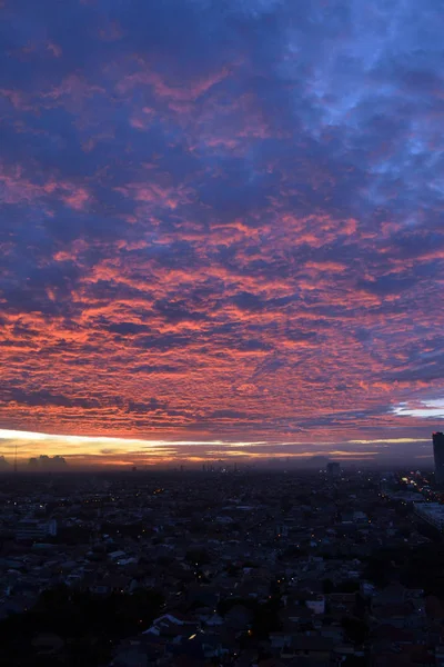 O céu dourado durante o pôr do sol em Jacarta — Fotografia de Stock