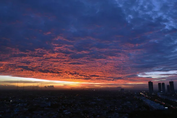 Золотое небо на закате в Джакарте — стоковое фото
