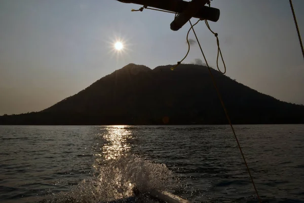 Un barco tradicional que navega alrededor del monte Krakatau en Indonesia — Foto de Stock