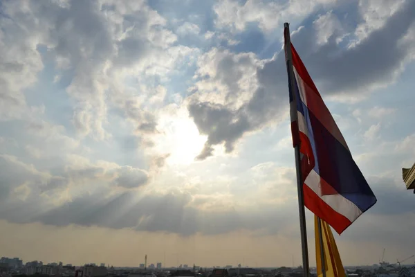 As bandeiras da Tailândia e a vista da cidade de Banguecoque. Tomado em Wat — Fotografia de Stock