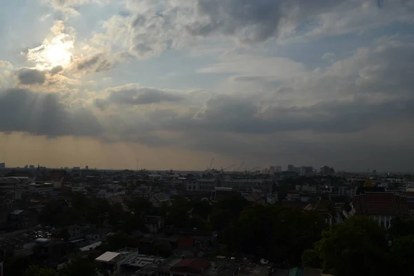 Las banderas de Tailandia y la vista de la ciudad de Bangkok. Tomado en Wat — Foto de Stock