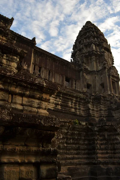 Het zicht rondom Angkor Wat. Een essentiële bestemming in Zuid-Ea — Stockfoto