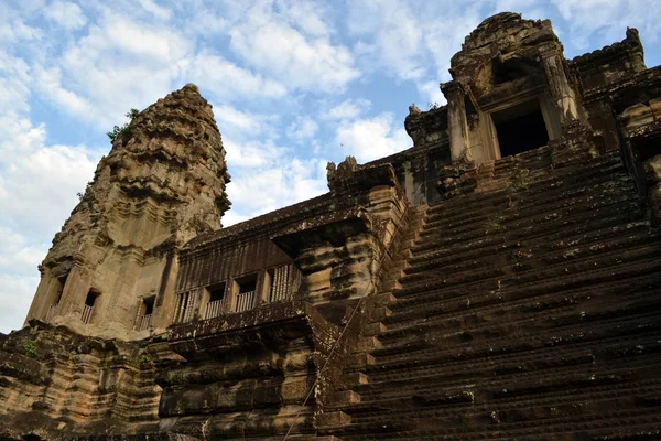 Het zicht rondom Angkor Wat. Een essentiële bestemming in Zuid-Ea — Stockfoto