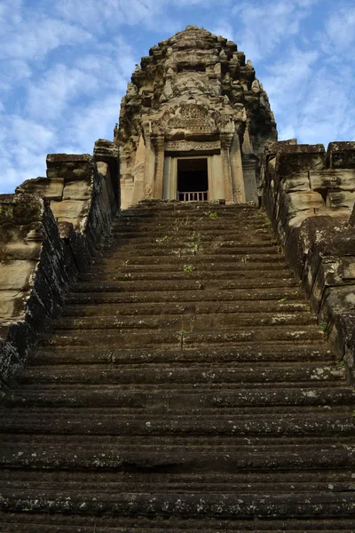 La vista alrededor de Angkor Wat. Un destino esencial en South Ea — Foto de Stock