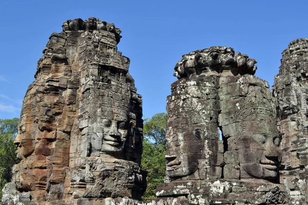 La vista alrededor del complejo del Templo Bayon en Angkor Wat, Camboya. Es... —  Fotos de Stock