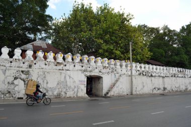 Loha Prahat (Wat Ratchanatdar etrafında sokakta durumu