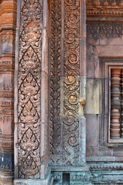 Tapınağın Banteay Srei Siem Reap içinde hala etrafında yürüyüş daha yakın