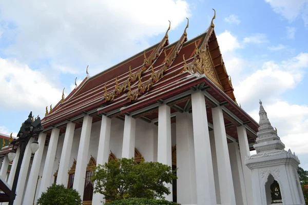 The view around Loha Prahat (Wat Ratchanatdaram) in Bangkok, Tha — Stock Photo, Image