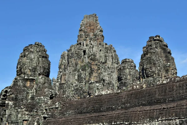 A vista em torno do complexo do Templo Bayon em Angkor Wat, Camboja. É... — Fotografia de Stock