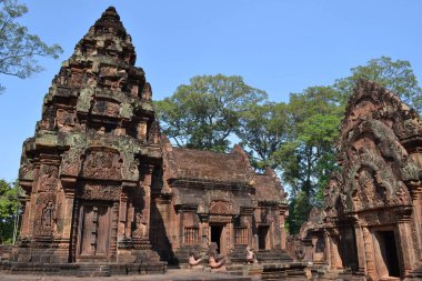 Tapınağın Banteay Srei Siem Reap içinde hala etrafında yürüyüş daha yakın