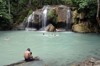 Etrafında Erawan Milli Park, Kanchanabur il içinde yürümek