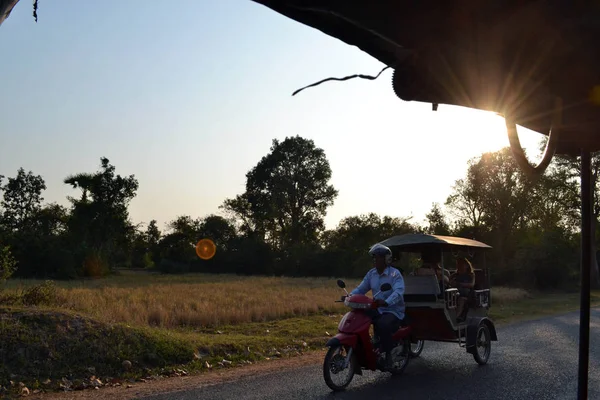 Un conductor de triciclo que lleva algunos turistas alrededor de Angkor Wat y S — Foto de Stock