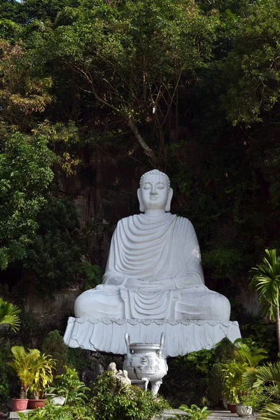 Danang, Vietnam mermer dağlarda Buda heykeli — Stok fotoğraf