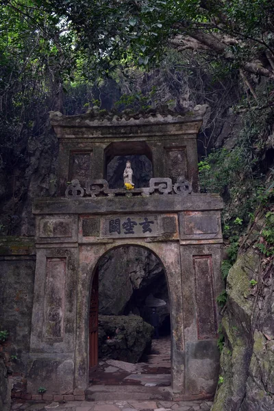 Socha Buddhy kolem mramorových horách Danang, Vietnam — Stock fotografie