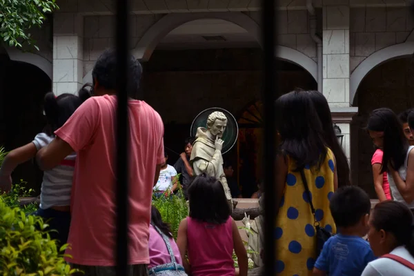 El santo pensante en una iglesia (y su halo ) —  Fotos de Stock