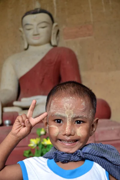 Un niño posando alrededor de la Zona Arqueológica de Bagan, Myanmar — Foto de Stock