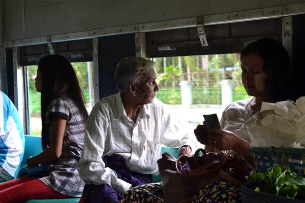 De activiteit in een circulaire trein van Yangon, Myanmar. Er zijn ma — Stockfoto