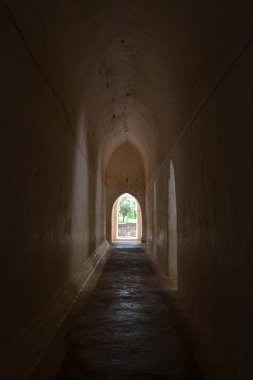 İçinde tapınak Bagan Arkeoloji Bölgesi, Myanmar çevresinde