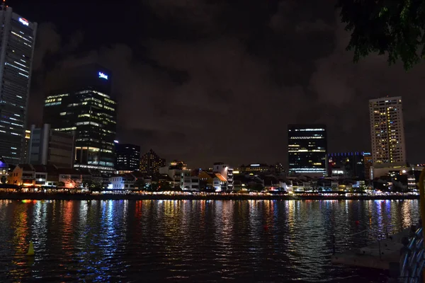 Les bâtiments de Singapour vus de l'autre côté de la rivière — Photo