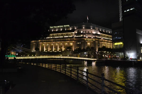 Les bâtiments de Singapour vus de l'autre côté de la rivière — Photo