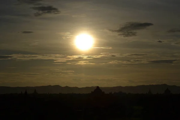 Pôr do sol em torno de templos que se espalharam em Bagan Archaeological Zon — Fotografia de Stock