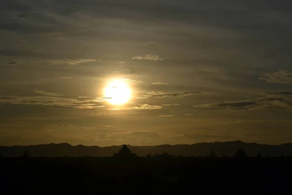 Pôr do sol em torno de templos que se espalharam em Bagan Archaeological Zon — Fotografia de Stock