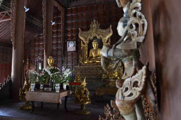 Монастир (або храм) які повністю зроблені з тикового дерева в Манда — стокове фото
