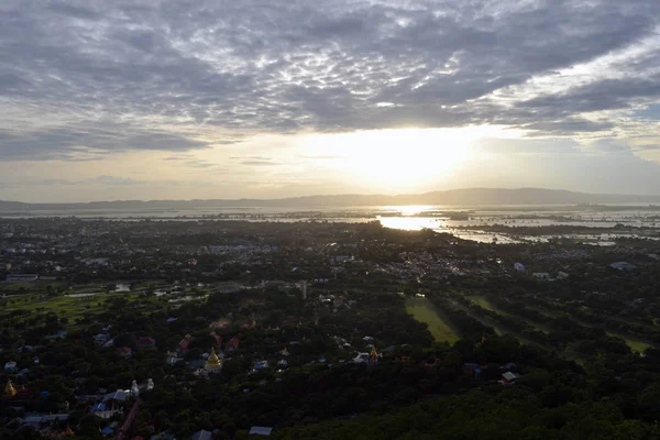 La vista de la ciudad de Myanmar al atardecer desde Manda — Foto de Stock