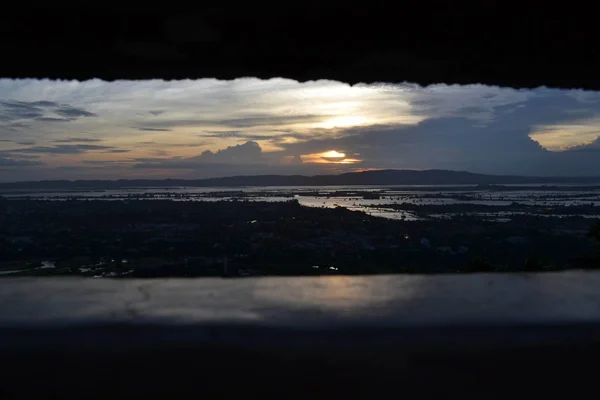 Η θέα της πόλης στη Μυανμάρ κατά τη διάρκεια του ηλιοβασιλέματος ως στιγμιότυπο από Μαντά — Φωτογραφία Αρχείου
