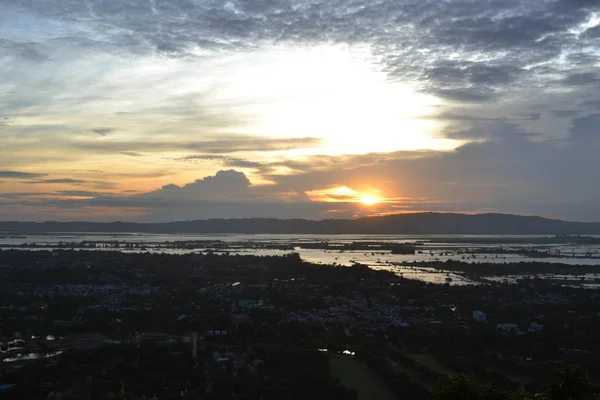 La vista de la ciudad de Myanmar al atardecer desde Manda — Foto de Stock