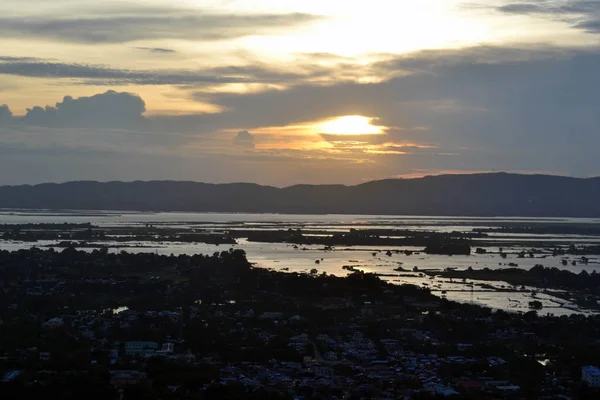 La vista de la ciudad de Myanmar al atardecer desde Manda — Foto de Stock