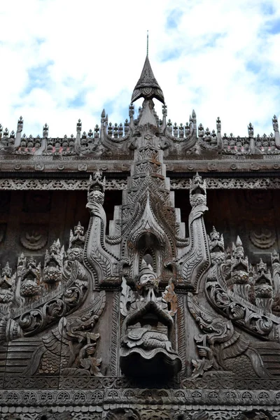 Un monasterio (o templo) que enteramente hecho de madera de teca en Manda —  Fotos de Stock