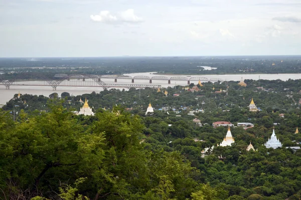 The lookout view of Sagaing town in Myanmar. It has a lot of tem — Stock Photo, Image