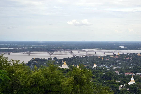 Rozhledna pohled města Sagaing v Myanmaru. To má mnoho tem — Stock fotografie