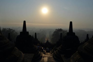 Borobudur, dünya en büyük Budist tapınağı için daha yakın yürüyüş