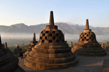 Borobudur, dünya en büyük Budist tapınağı için daha yakın yürüyüş