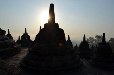 Borobudur, dünya en büyük Budist tapınağı için daha yakın yürüyüş