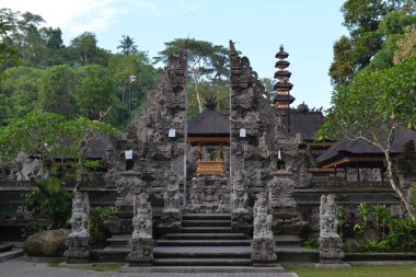 Tapınağın çevresinde Bali Ubud. Tıpkı başka yerlerde olduğunu
