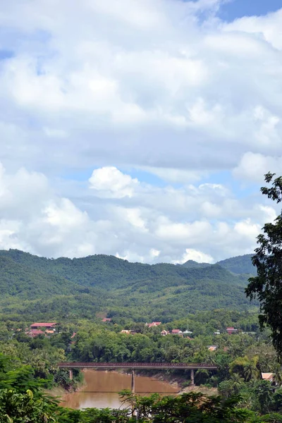 La vista de la ciudad de Luang Prabang en Laos desde la colina — Foto de Stock