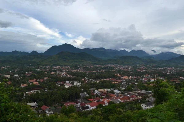 Laos tepeden Luang Prabang şehrin görünümü — Stok fotoğraf