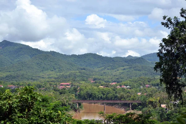 La vista de la ciudad de Luang Prabang en Laos desde la colina — Foto de Stock