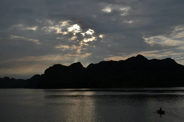 Puesta de sol en Ha Long Bay, Vietnam. Es un patrimonio mundial de la UNESCO — Foto de Stock