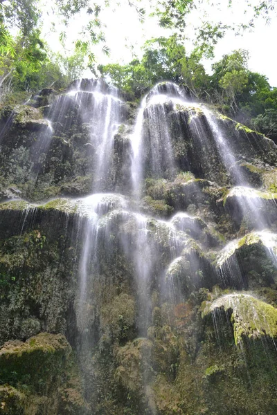 У місті Oslob, Філіппіни, водоспад Tumalog — стокове фото