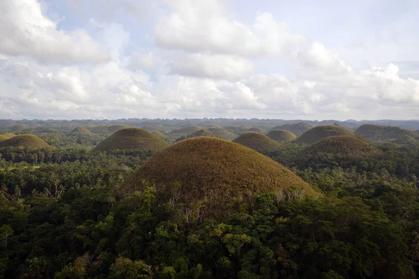 Chocolate Hills. Situado en Cebú, Filipinas. ¡Qué geólogo! — Foto de Stock