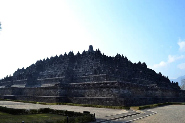 Närmare promenad till Borobudur, det största buddhistiska templet i wor — Stockfoto