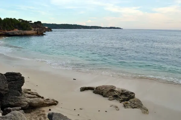 La playa en Bali, Indonesia. La isla paradisíaca famosa por su —  Fotos de Stock