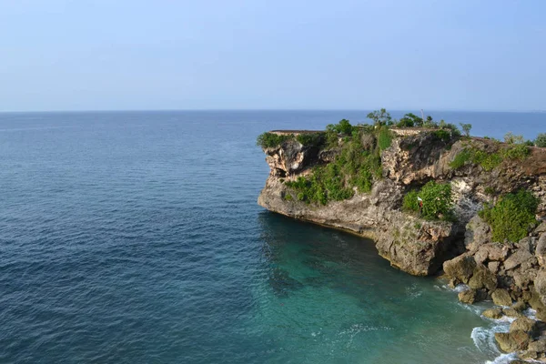 La playa en Bali, Indonesia. La isla paradisíaca famosa por su — Foto de Stock