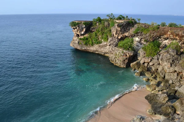 La playa en Bali, Indonesia. La isla paradisíaca famosa por su —  Fotos de Stock