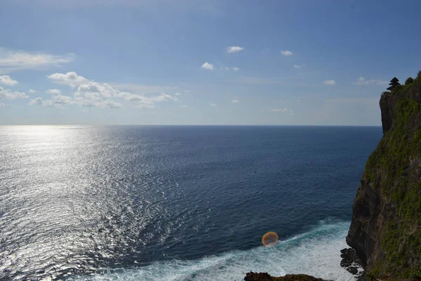 The temple by the cliff in Uluwatu, Bali. What a stunning view! — Stock Photo, Image