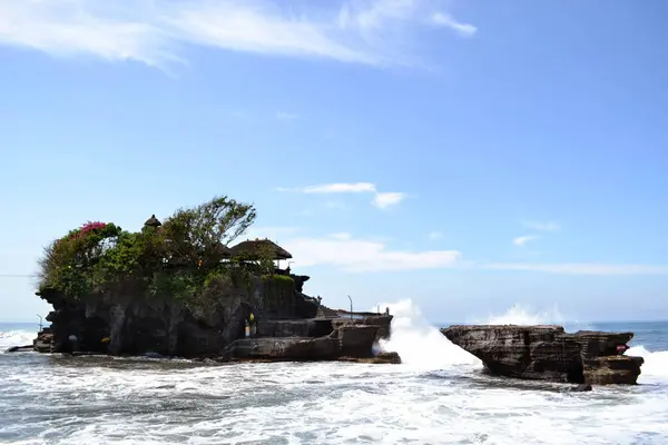 Templet vid havet, omgivet av vågor krossa klipporna. P — Stockfoto